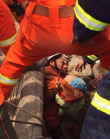 2岁男童坠井，芭乐视频色在线观看吊装带现身救援